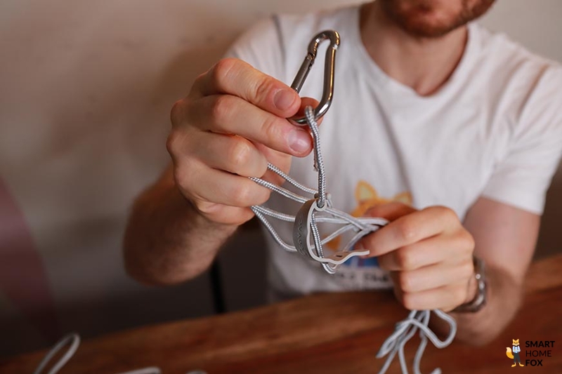 Das Sicherungsseil des Ecovacs WINBOT W1 PRO ist in der Nahaufnahme zu sehen